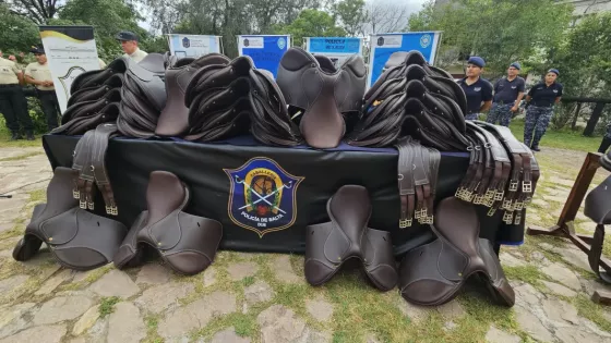 Entrega de equipamiento al Departamento Caballería de la Policía de Salta