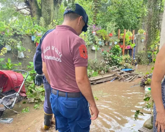 La Policía de Salta asistió a vecinos afectados en Metán por el temporal.