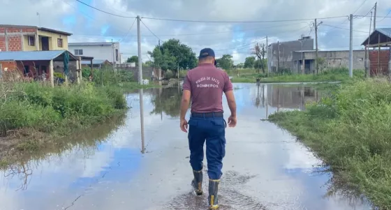 La Policía de Salta asistió a vecinos afectados en Metán por el temporal.