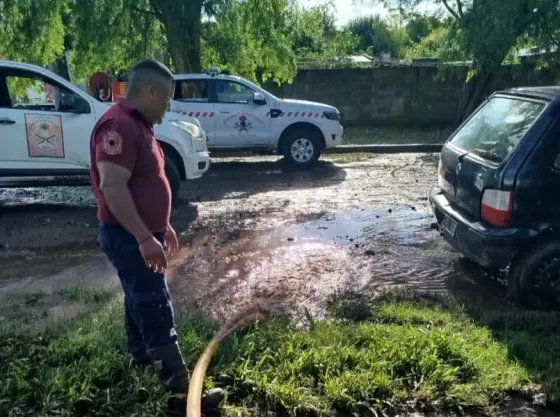 La Policía de Salta asistió a vecinos afectados en Metán por el temporal.