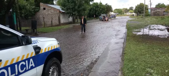 La Policía de Salta asistió a vecinos afectados en Metán por el temporal.