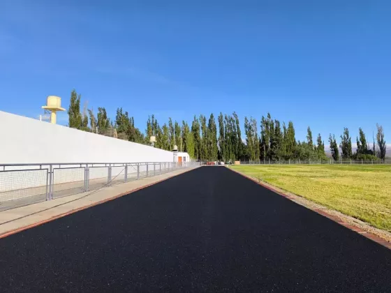 En el Centro de Entrenamiento en Altura de Cachi se hacen obras en la pista de atletismo