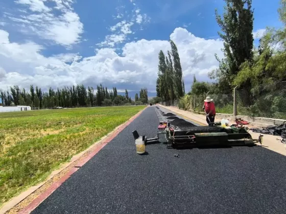 En el Centro de Entrenamiento en Altura de Cachi se hacen obras en la pista de atletismo