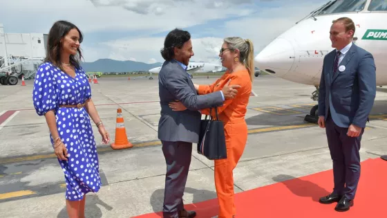 Gustavo Sáenz recibió el primer vuelo Salta – Asunción, la tercera ruta internacional de la provincia