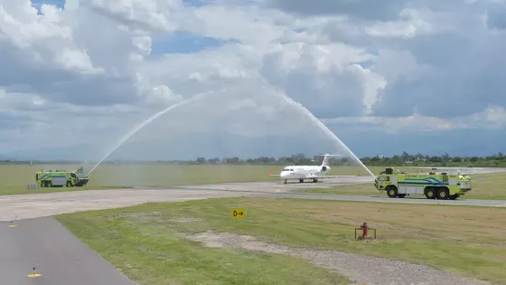 Gustavo Sáenz recibió el primer vuelo Salta – Asunción, la tercera ruta internacional de la provincia