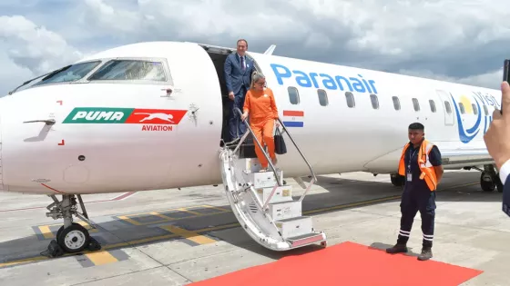 Gustavo Sáenz recibió el primer vuelo Salta – Asunción, la tercera ruta internacional de la provincia