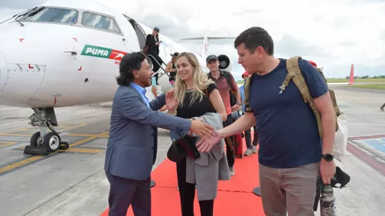 Gustavo Sáenz recibió el primer vuelo Salta – Asunción, la tercera ruta internacional de la provincia