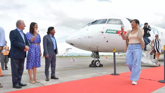 Gustavo Sáenz recibió el primer vuelo Salta – Asunción, la tercera ruta internacional de la provincia