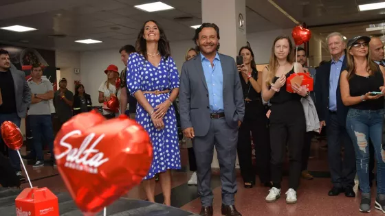 Gustavo Sáenz recibió el primer vuelo Salta – Asunción, la tercera ruta internacional de la provincia