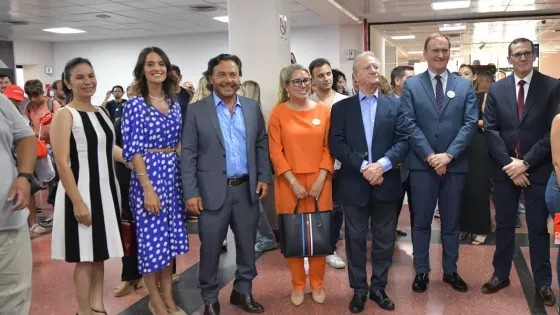 Gustavo Sáenz recibió el primer vuelo Salta – Asunción, la tercera ruta internacional de la provincia