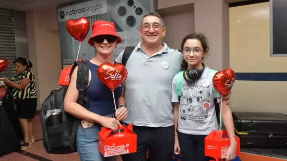 Gustavo Sáenz recibió el primer vuelo Salta – Asunción, la tercera ruta internacional de la provincia