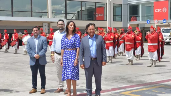 Gustavo Sáenz recibió el primer vuelo Salta – Asunción, la tercera ruta internacional de la provincia