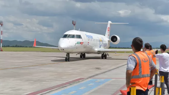 Gustavo Sáenz recibió el primer vuelo Salta – Asunción, la tercera ruta internacional de la provincia