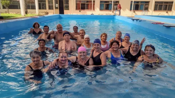 Verano en la Secretaría de Deportes: escuela de natación para niños y aqua gym para adultos mayores