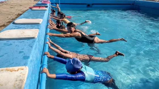 Verano en la Secretaría de Deportes: escuela de natación para niños y aqua gym para adultos mayores