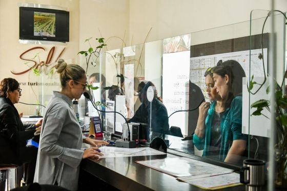 Turistas en Salta consultan destinos y actividades para disfrutar.