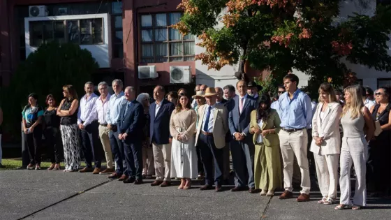 Al conmemorarse el 213° aniversario de la Bandera, reemplazaron los pabellones de Casa de Gobierno