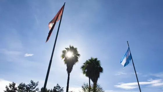 Al conmemorarse el 213° aniversario de la Bandera, reemplazaron los pabellones de Casa de Gobierno