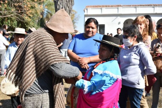 Con gran convocatoria el Mercado Artesanal realizó el tradicional convite a la Pachamama