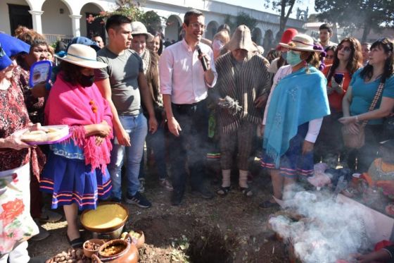 Con gran convocatoria el Mercado Artesanal realizó el tradicional convite a la Pachamama