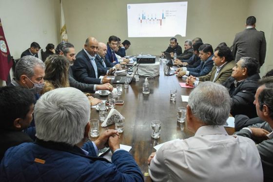 El ministro de Economía y Servicios Públicos, Roberto Dib Ashur, junto al secretario de Trabajo, Alfredo Batule, ante el Vicepresidente Primero del Senado, Mashur Lapad, durante la presentación.