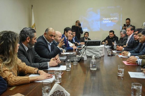 El ministro de Economía y Servicios Públicos, Roberto Dib Ashur, junto al secretario de Trabajo, Alfredo Batule, ante el Vicepresidente Primero del Senado, Mashur Lapad, durante la presentación.