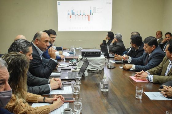 El ministro de Economía y Servicios Públicos, Roberto Dib Ashur, junto al secretario de Trabajo, Alfredo Batule, ante el Vicepresidente Primero del Senado, Mashur Lapad, durante la presentación.