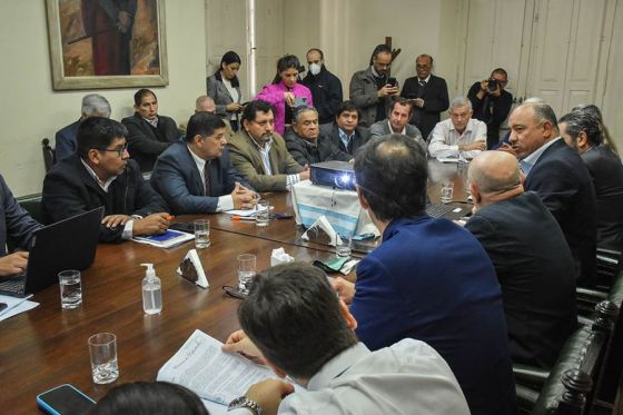 El ministro de Economía y Servicios Públicos, RRoberto Dib Ashur, junto al secretario de Trabajo, Alfredo Batule, ante el Vicepresidente Primero del Senado, Mashur Lapad, durante la presentación.