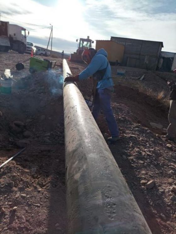 En el loteo Reina de los Cielos de Cachi avanza una obra de agua.