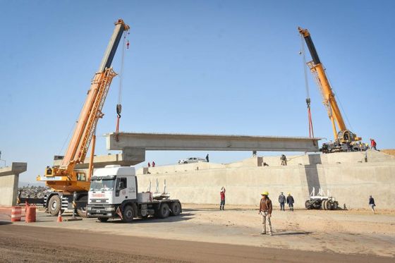 Tareas para izar las vigas en los puentes que conectarán la circunvalación Oeste con la futura circunvalación Noroeste.