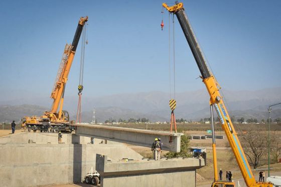 Tareas para izar las vigas en los puentes que conectarán la circunvalación Oeste con la futura circunvalación Noroeste.