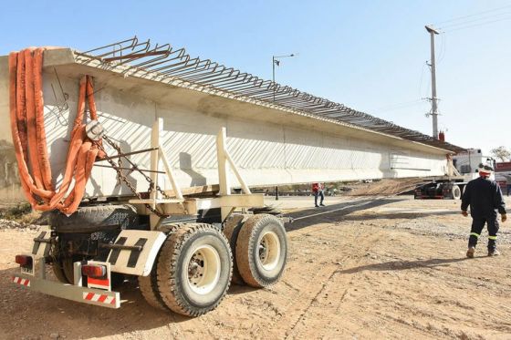 Tareas para izar las vigas en los puentes que conectarán la circunvalación Oeste con la futura circunvalación Noroeste.