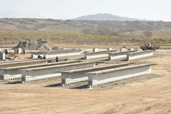 Tareas para izar las vigas en los puentes que conectarán la circunvalación Oeste con la futura circunvalación Noroeste.