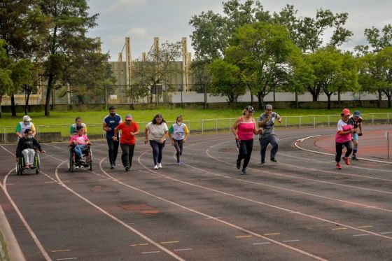 Compañerismo y diversión en la maratón de la Colonia de Vacaciones