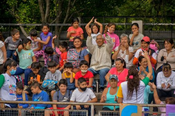 Compañerismo y diversión en la maratón de la Colonia de Vacaciones