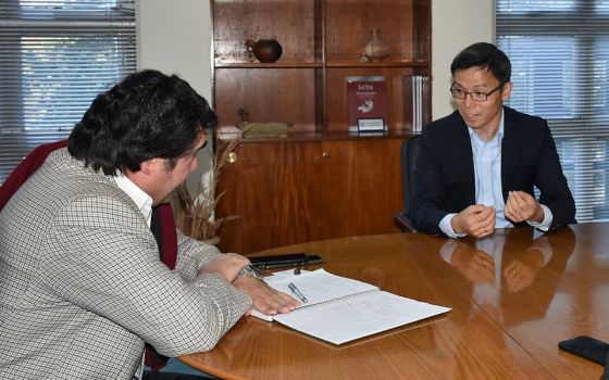 El ministro De los Ríos junto a la secretaria de Minería y Energía con el vicepresidente de la empresa minera Tsingshan South América, David Chen y directivos.