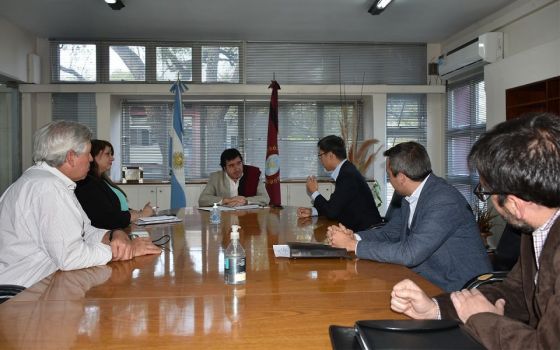 El ministro De los Ríos junto a la secretaria de Minería y Energía con el vicepresidente de la empresa minera Tsingshan South América, David Chen y directivos.