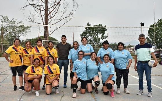 El DT de la Selección Argentina U19 de vóley presenció el torneo de empleados estatales