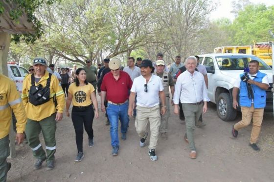 Colonia Santa Rosa: Saénz recorrió la zona afectada y reconoció el trabajo de brigadistas y bomberos voluntarios