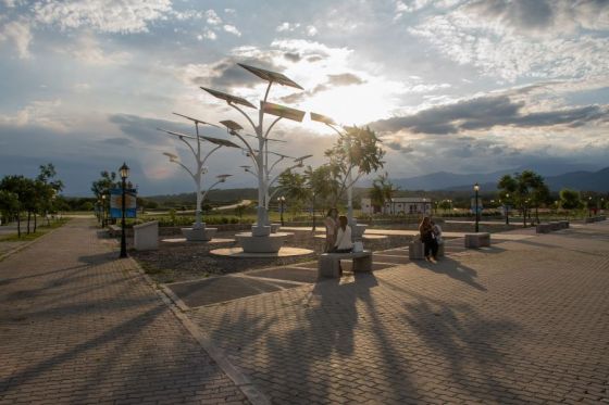 El Parque Bicentenario inauguró su bosque solar que permite reducir el consumo energético