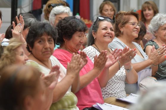 Personas mayores están compartiendo una hermosa Experiencia Coral