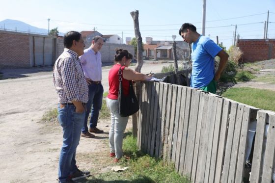 Censistas con vecinos de barrio Los Paraísos.