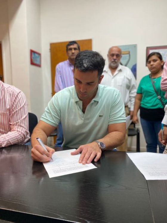 Jarsún junto a los vecinos de Campo Quijano, firma del acta.