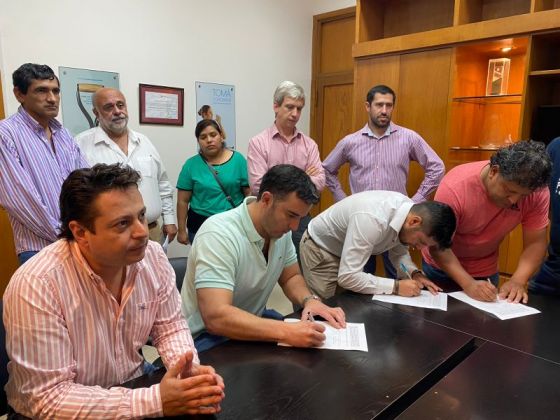 Jarsún junto a los vecinos de Campo Quijano, firma del acta.