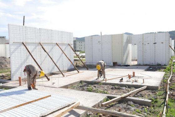 Construyen viviendas sustentables en el barrio Pereyra Rozas