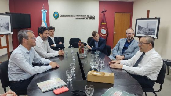 La delegación de la Embajada China Argentina junto al secretario de Cultura de la Provincia.