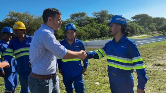 El presidente de Aguas del Norte con operarios de la empresa en Metán.