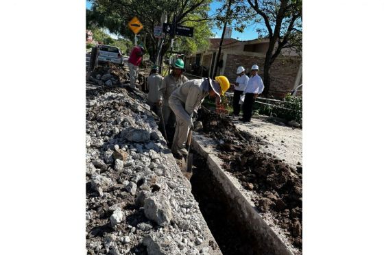 Avanza la obra de renovación de cañerías en barrio Tres Cerritos