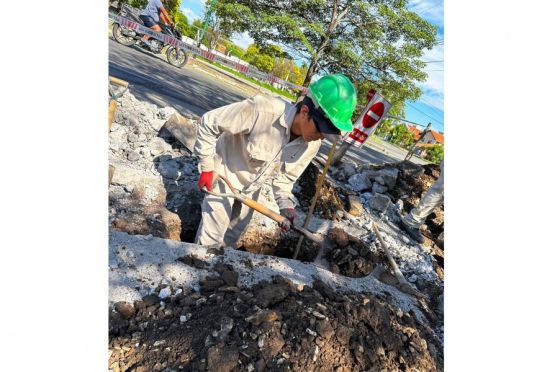 Avanza la obra de renovación de cañerías en barrio Tres Cerritos