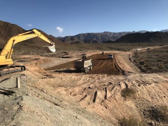 Ejecutan obras de pavimentación en dos tramos de la ruta nacional 40